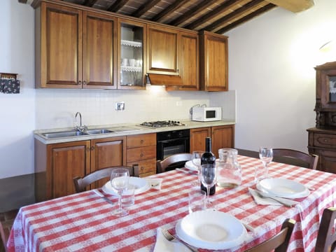 Fridge, oven, cookware/dishes/utensils, dining tables