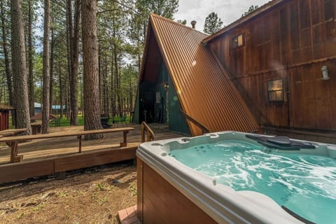 Large, 2,952 sqft A-frame Chalet with 7 person hot tub