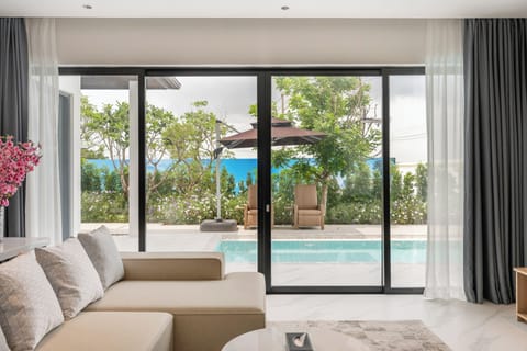 The Twin Pool Six-Bedroom Residence | Living area | 14-inch TV with cable channels