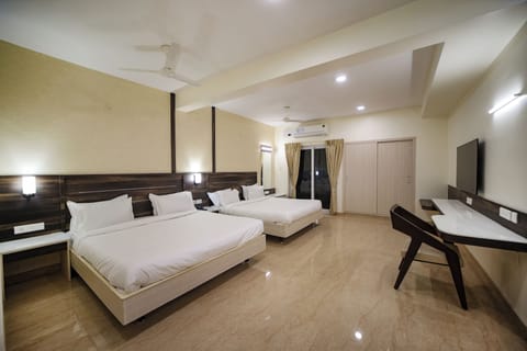 Superior Suite | Desk, laptop workspace, free WiFi, bed sheets