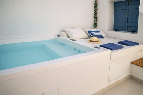 Private Outdoor Jacuzzi with Lounging Space – Perfect for Relaxation Under the Stars
