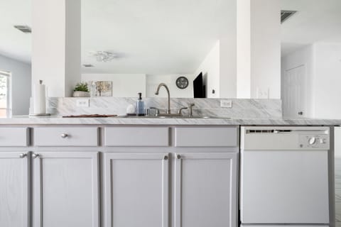 House, 4 Bedrooms | Private kitchen | Fridge, oven, coffee/tea maker, toaster