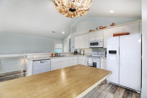 House, 4 Bedrooms | Private kitchen | Fridge, oven, coffee/tea maker, toaster