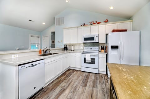 House, 4 Bedrooms | Private kitchen | Fridge, oven, coffee/tea maker, toaster