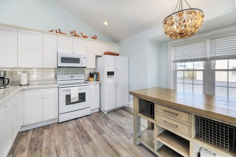 House, 4 Bedrooms | Private kitchen | Fridge, oven, coffee/tea maker, toaster