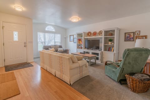 House, 3 Bedrooms | Living area | Streaming services
