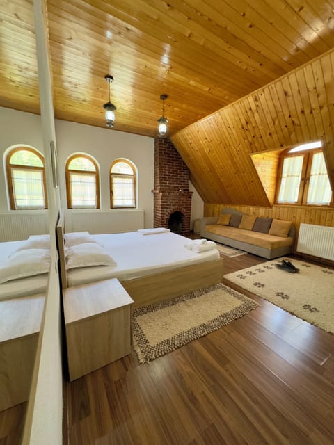 Standard Quadruple Room | Desk, free WiFi, bed sheets