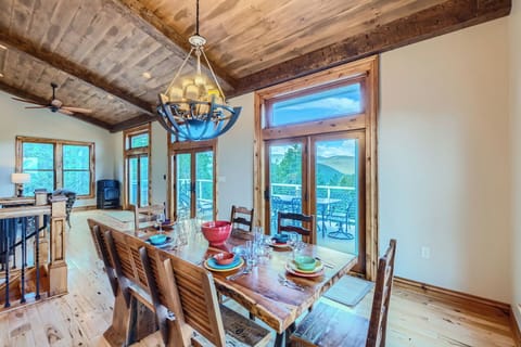 Rustic beauty and clean comfort! Plenty of room for 8 guests.