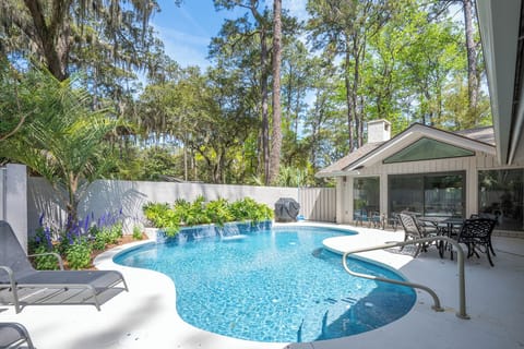 Large private pool with great entertainment area