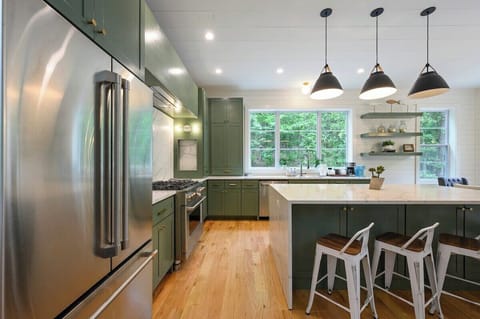 Waterfall quartz countertops adds a modern touch