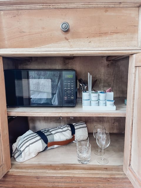 The Pearl | Premium bedding, pillowtop beds, laptop workspace, free WiFi