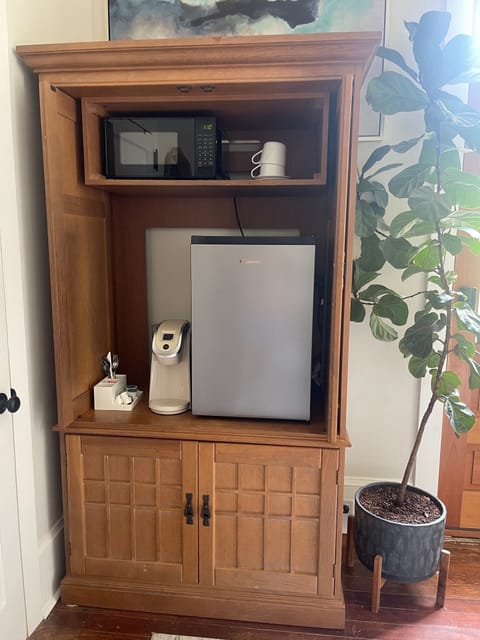 The Constance | Premium bedding, pillowtop beds, laptop workspace, free WiFi