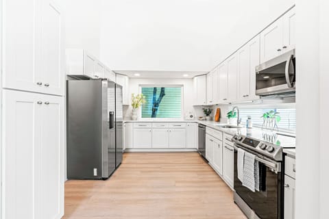 Full kitchen equipped with all your necessities + more!