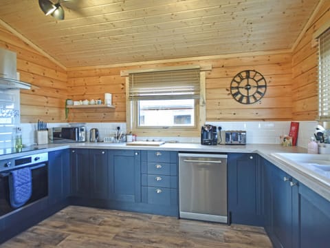 Kitchen | Stag Lodge - Stag and Coo Holidays, Falkirk