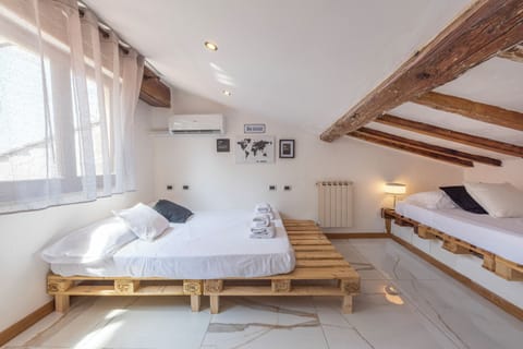 Comfort Duplex, Balcony | 4 bedrooms, iron/ironing board, free WiFi