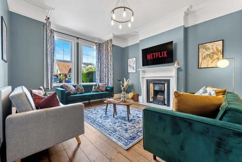 Relax and unwind with family in the cosy living area at Blue Puffin Stays Short Lets & Serviced Accommodation, with a comfy sofa perfect for quality time after a day of exploring.
