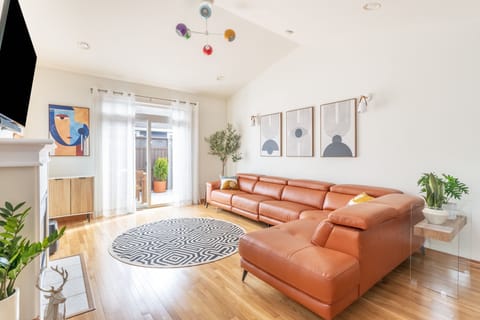 Home Decor, Furniture, Indoors, Living Room, Floor