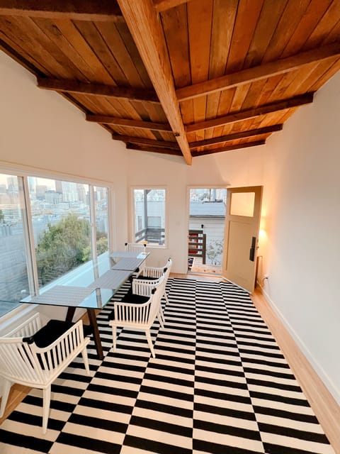 Dining area, entrance. 