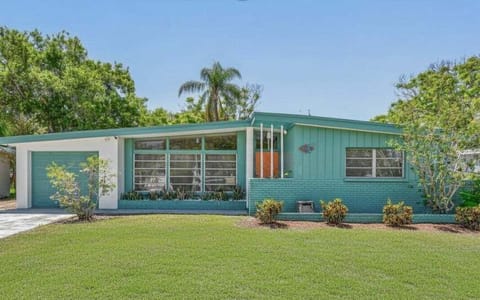 Freshly painted single-story, mid-century modern home
