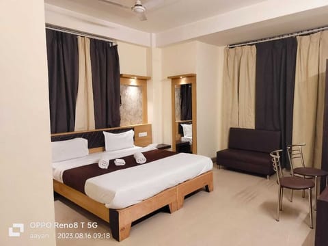 Deluxe Room, 1 King Bed | Desk, laptop workspace, blackout drapes, soundproofing