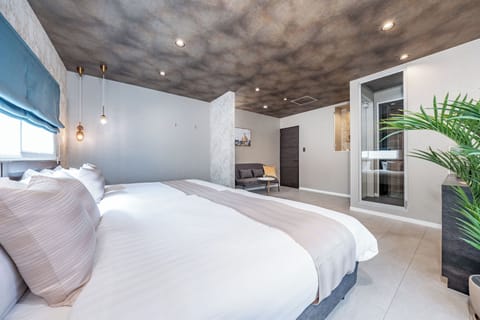 5 bedrooms, memory foam beds, blackout drapes, WiFi (free)