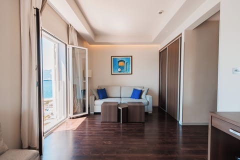 Comfort Suite with Sea View | Living area | TV