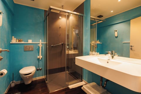 Shower, free toiletries, hair dryer, towels