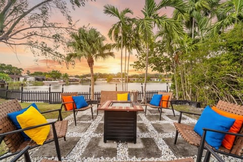 Propane fire pit overlooking the beautiful lake. Catch a sunset, or enjoy the stars. 