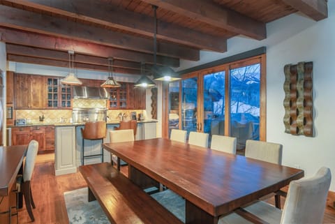 Dining Room - Additional two seats at the island bar