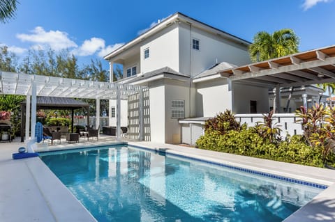 Private Pool / Yard