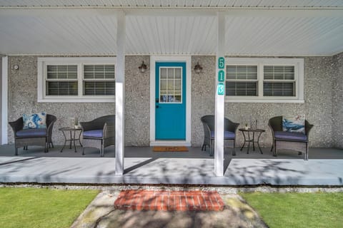 Bright 3BR island home minutes from beaches and village.