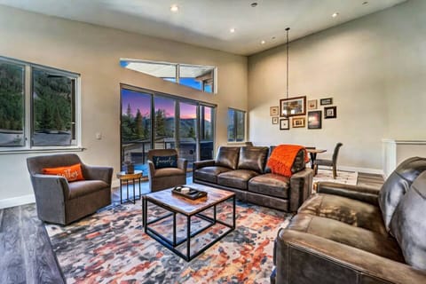 Vaulted living room, sunset through the glass to the deck