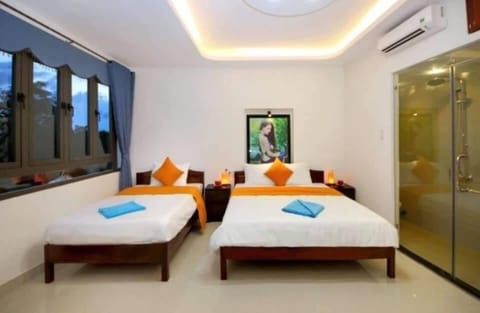 Twin Room | Bathroom | Shower, free toiletries, hair dryer, slippers