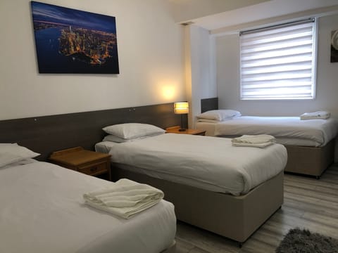 Triple Room | Desk, free WiFi, bed sheets