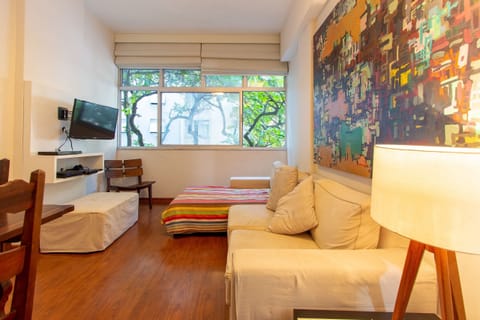 Family,group of guests,Guests,People,Living Room,Dining area,TV and multimedia,Seasons,Summer,Street view