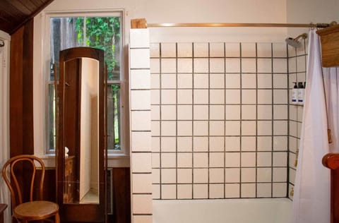 Basic Studio | Bathroom | Towels, soap, shampoo, toilet paper