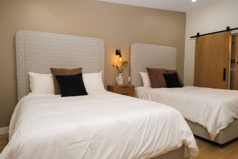 Double Queen | Desk, laptop workspace, iron/ironing board, free WiFi