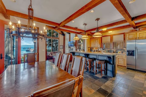 Kitchen & Dining Room: Well-equipped kitchen, kitchen bar w/4 barstools, a wide range of appliances, 7-person dining table, views of the lake