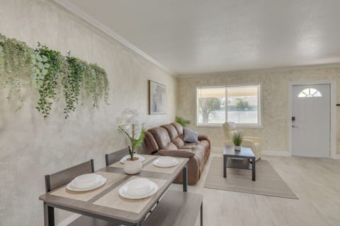 Miami Gardens Vacation Rental | 2BR | 1BA | 1,000 Sq Ft | 1 Step Required