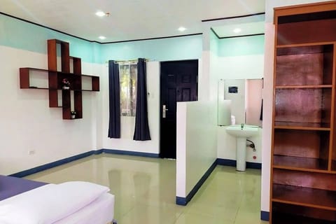 Family Room | Desk, WiFi (free), bed sheets