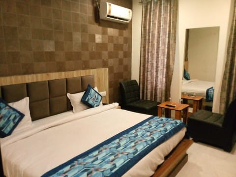 Deluxe Double Room, City View | Desk