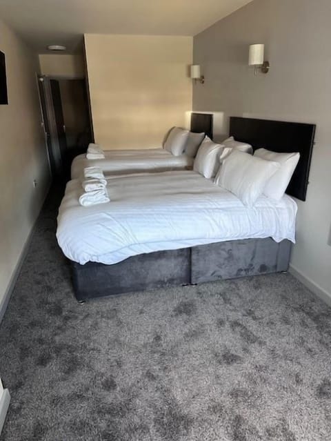 Family Room | Desk, free WiFi