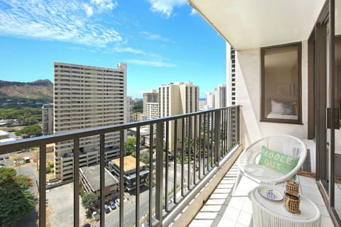 Private Lanai with Diamond Head & Peak-a-Boo Ocean View