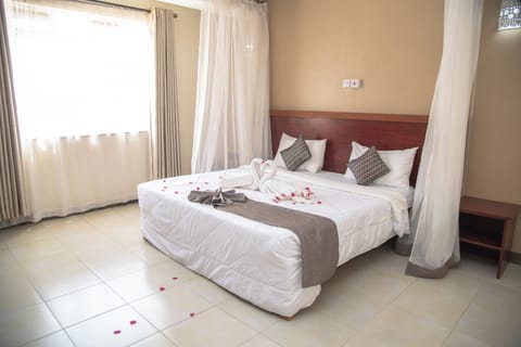 Premium Room, 1 Queen Bed | 1 bedroom, Egyptian cotton sheets, premium bedding, Select Comfort beds