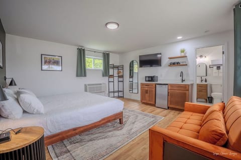 Studio, 1 King Bed with Sofa bed | Private kitchenette | Mini-fridge, microwave, coffee/tea maker, cookware/dishes/utensils