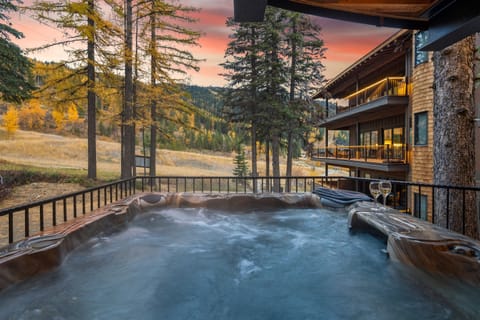 Whether it’s hitting the slopes or hiking through the trails in summer, Hope Slope Treehouse is your ideal mountain retreat.