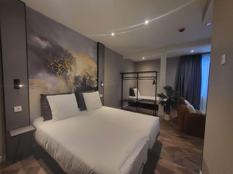Comfort Triple Room, Non Smoking | Select Comfort beds, minibar, in-room safe, desk
