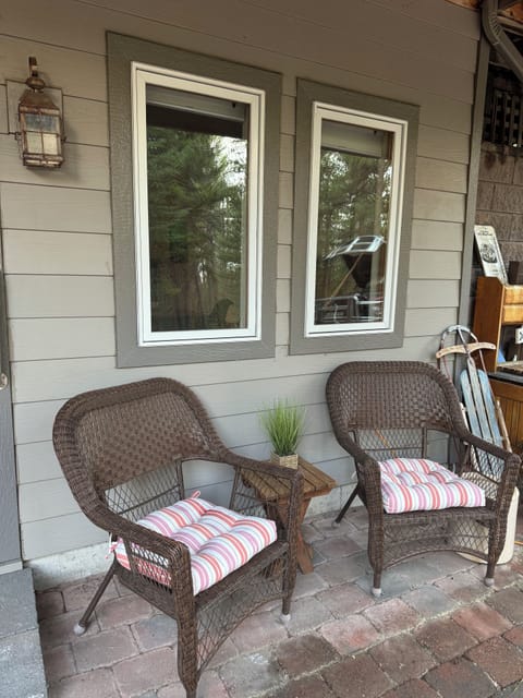 Outdoor sitting area to enjoy the sunrise, fresh breeze and the llamas.