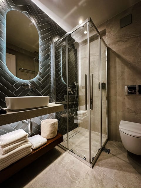 Signature Double Room, Mountain View | Bathroom | Shower, hair dryer, towels, soap