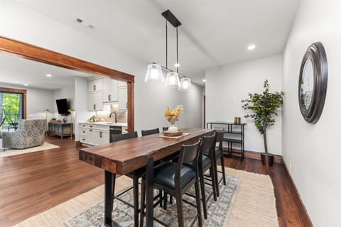 dining area that seats 6